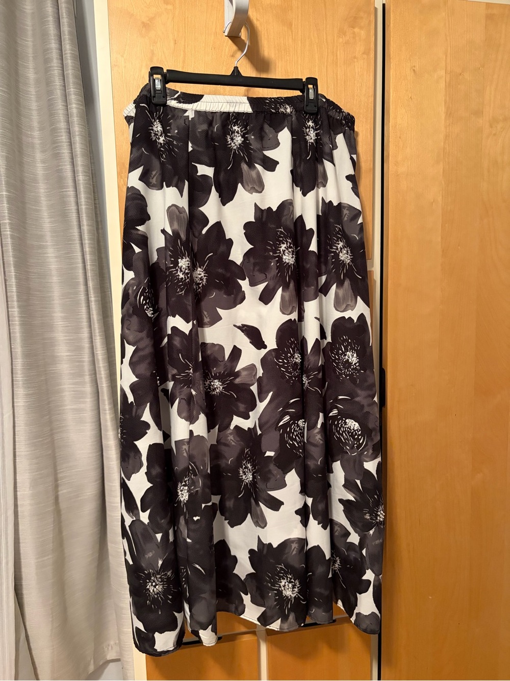 Roz & Ali Black and White Floral Flowing Maxi Skirt
